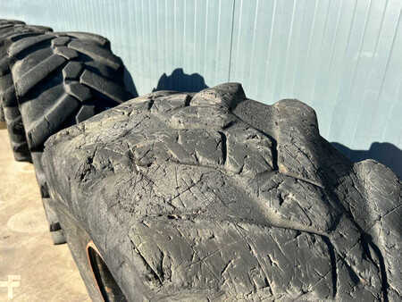 Dekk  Michelin 4 (13)