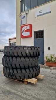 Muut  [div] 11x ADVANCE Tyres 18.00-33 (1)