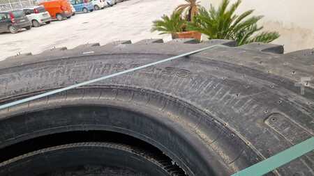 Muut  [div] 11x ADVANCE Tyres 18.00-33 (4)