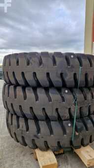 Muut  [div] 11x ADVANCE Tyres 18.00-33 (2)