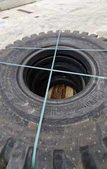 Muut  [div] 11x ADVANCE Tyres 18.00-33 (3)