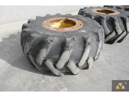 Gumiabroncs  Caterpillar 4 (13)