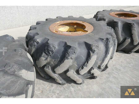 Gumiabroncs  Caterpillar 4 (15)