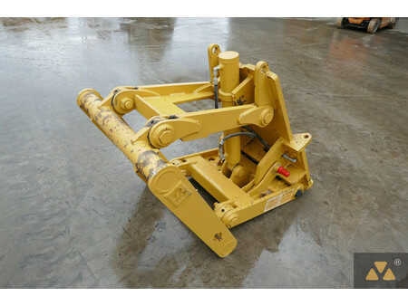 Outro  Caterpillar 4 (1)