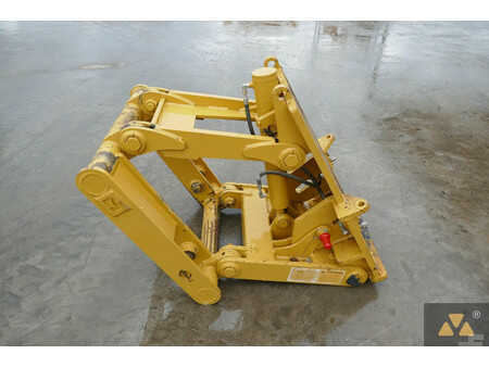 Outro  Caterpillar 4 (4)