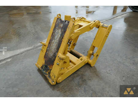 Outro  Caterpillar 4 (5)