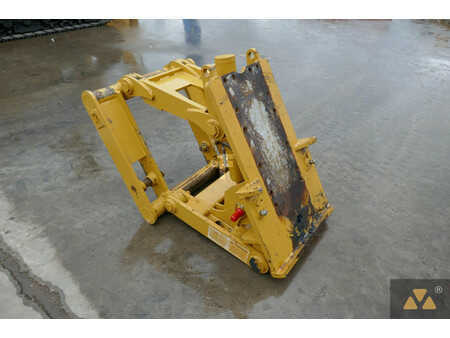 Outro  Caterpillar 4 (6)