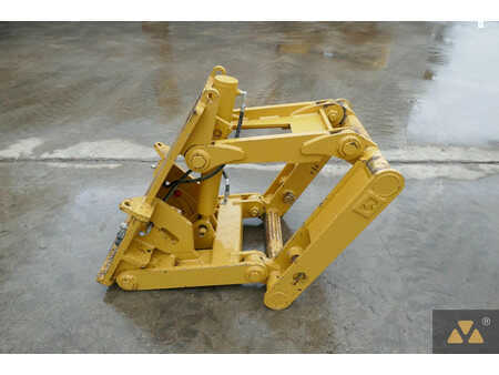 Outro  Caterpillar 4 (7)