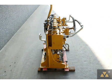 Outro  Caterpillar 4 (10)