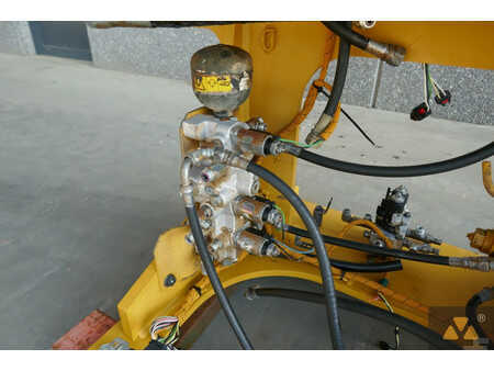 Outro  Caterpillar 4 (11)