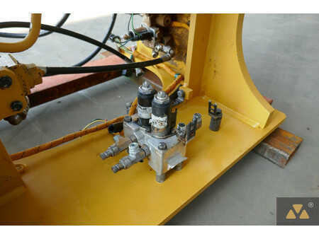 Outro  Caterpillar 4 (14)