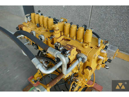 Outro  Caterpillar 4 (7)