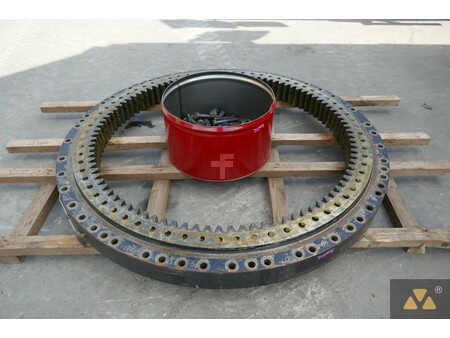 Outro  Caterpillar 4 (7)