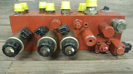 hydraulics  Linde Gebruikt ventielenblok voor Linde H25 (3)