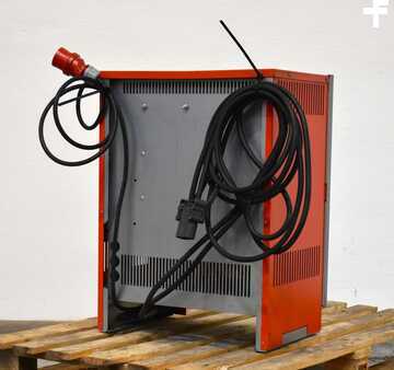 Töltsön másokat - TriCOM TriCOM XL 48 V 150 A (2)