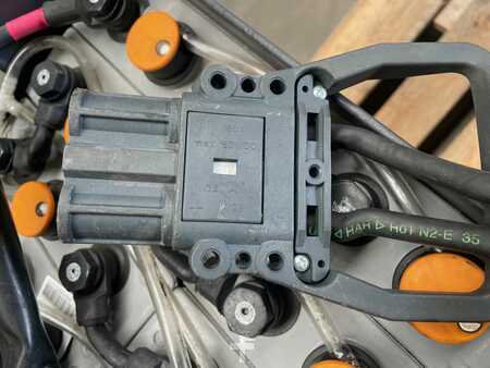 tuntematon 2021  [div] 24 Volt I 3 PZS 375 (4)